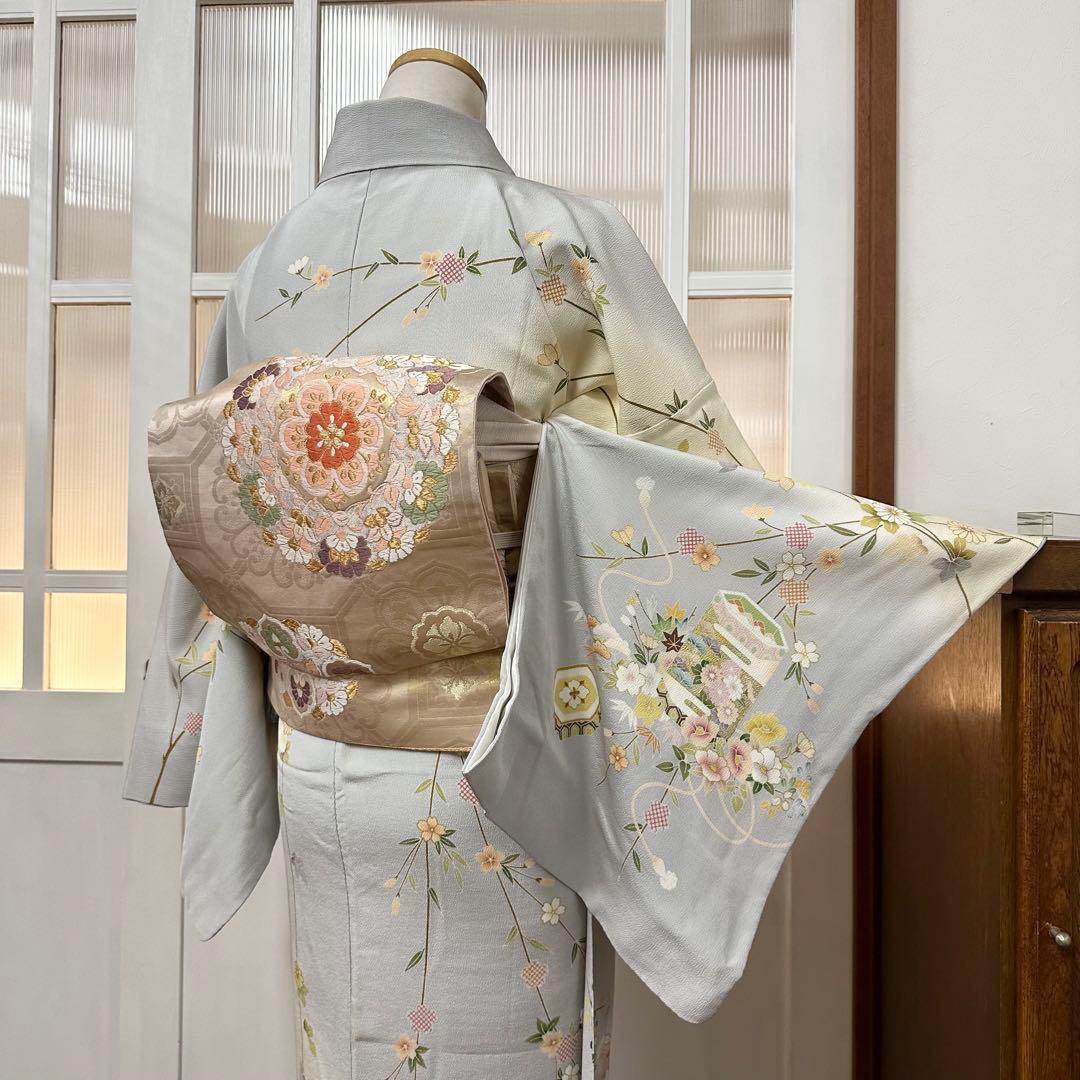 し*ず様 付下げ　袷　正絹　　薄雲鼠色・薄黄色　暈し　貝桶・檜扇　身丈168裄7