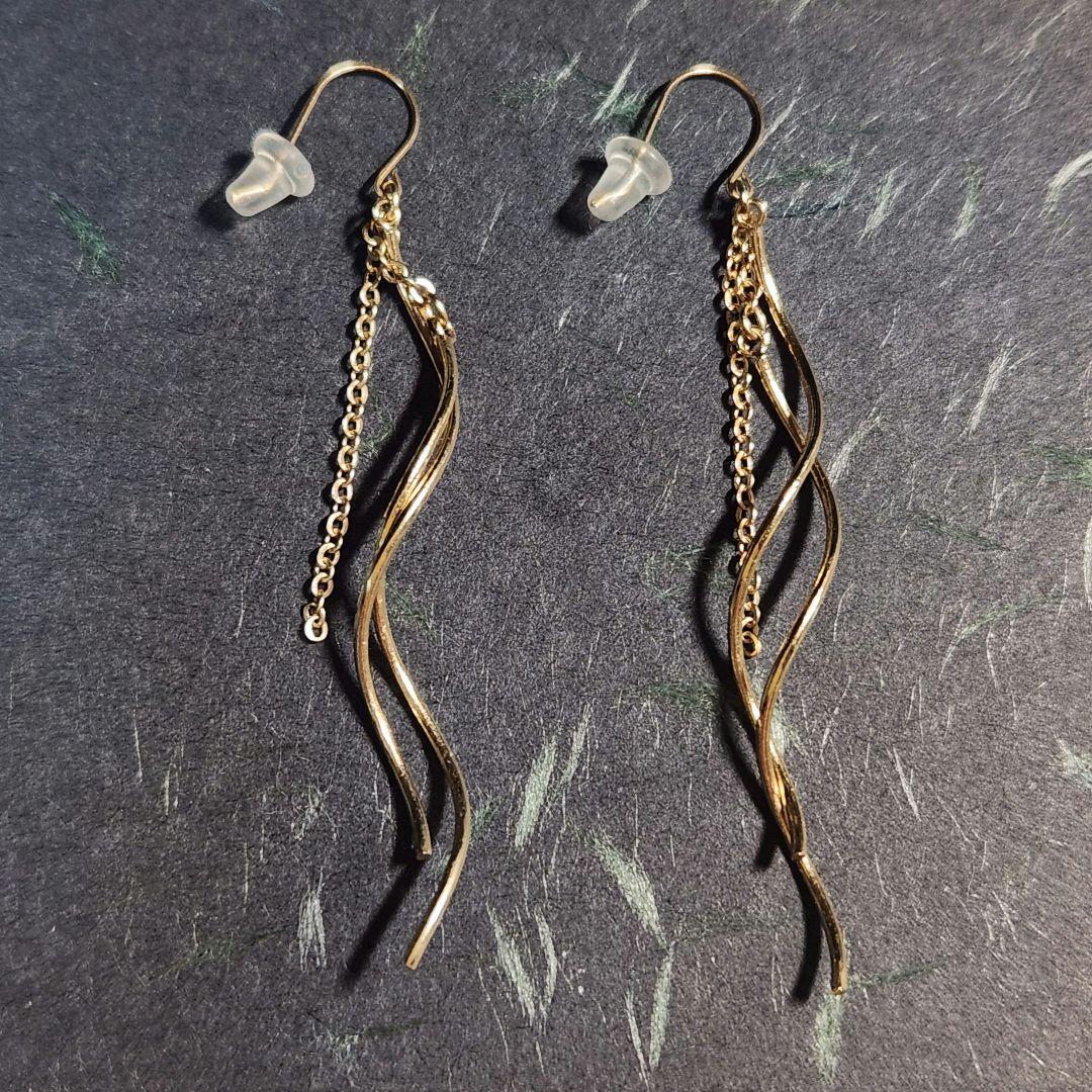 ウェーブ ツイストデザインピアスK18 刻印