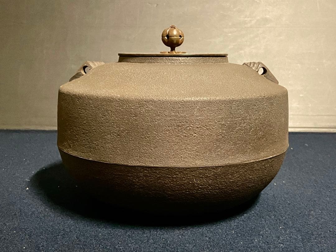 「祖」 釜師 紹栄 貝釻付 張肩釜 炉釜 共箱 茶道具 (121あ)