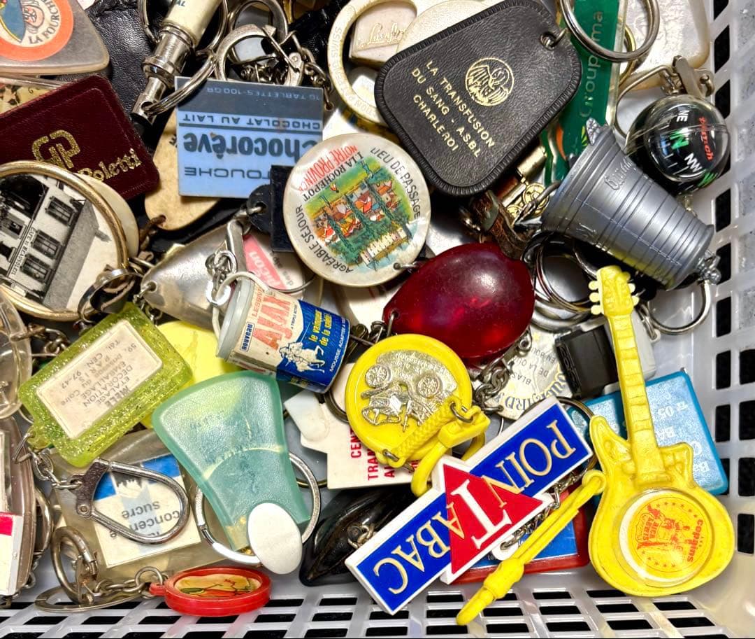 959【お得な100個!】ヴィンテージ フランス フレンチ キーホルダー