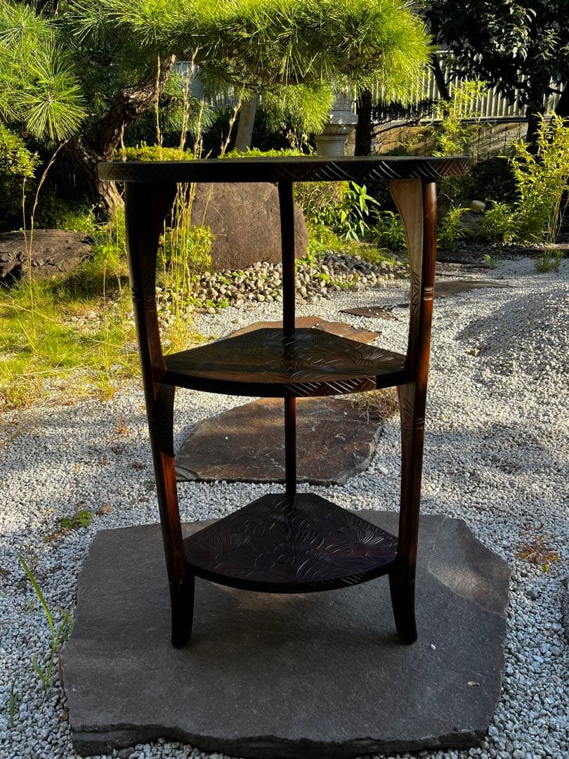 伝統工芸　日光彫　艶のあるいい色合　花の意匠　コーナーラック　照明　飾り台　花台