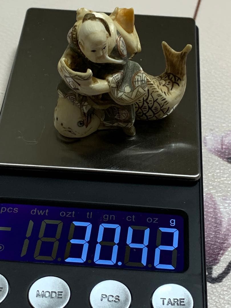 天然素材根付けアンティーク品寿老人と魚彫ってます。