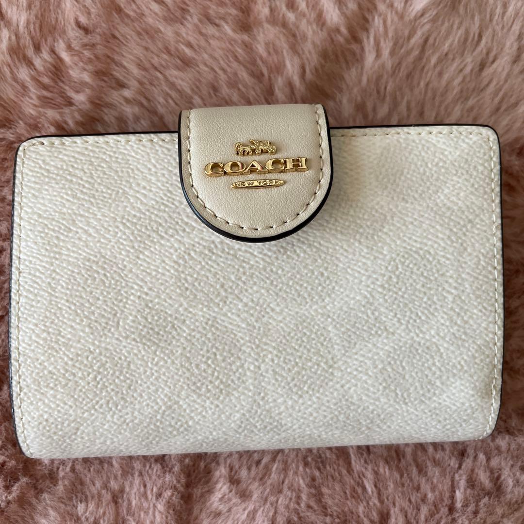 更にSALE 【新品】COACH コーチ　ホワイト　シグネチャー 二つ折り財布