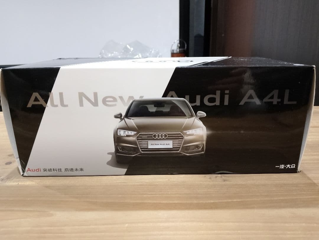 1/18 アウディ　A4　セダン B9 ディーラー品　ミニカー　ホワイト