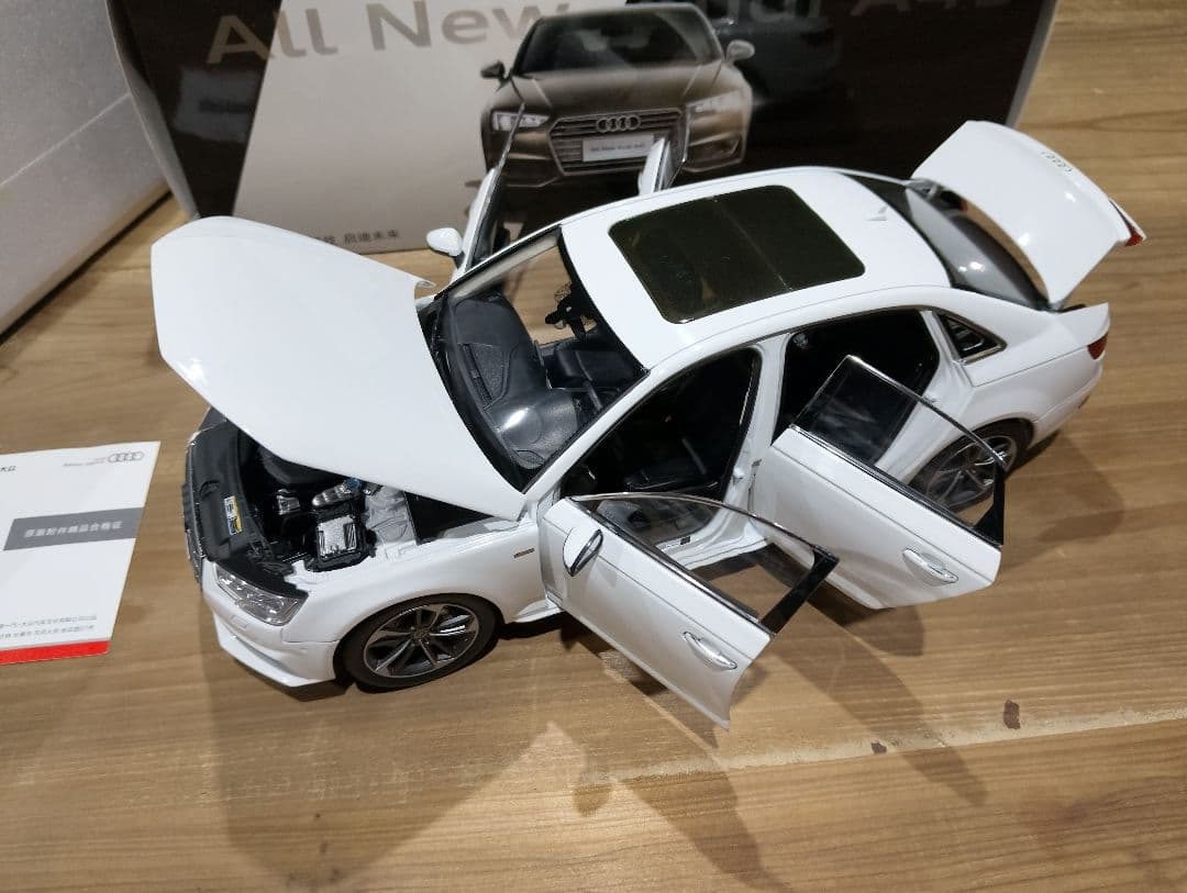 1/18 アウディ　A4　セダン B9 ディーラー品　ミニカー　ホワイト