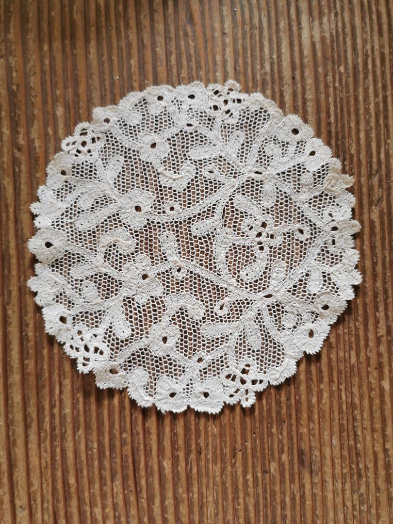 アンティーク 花が連続するリム 草花紋メッシュドイリー やや濃いアイボリートーン