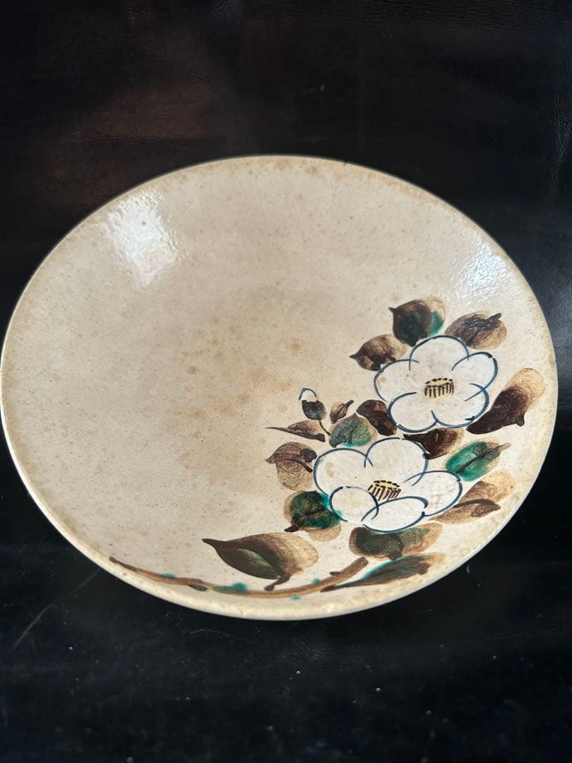 美しい古美術◾️蔵から美しい白椿の花が描かれた夏茶碗の様な楽印の陶器