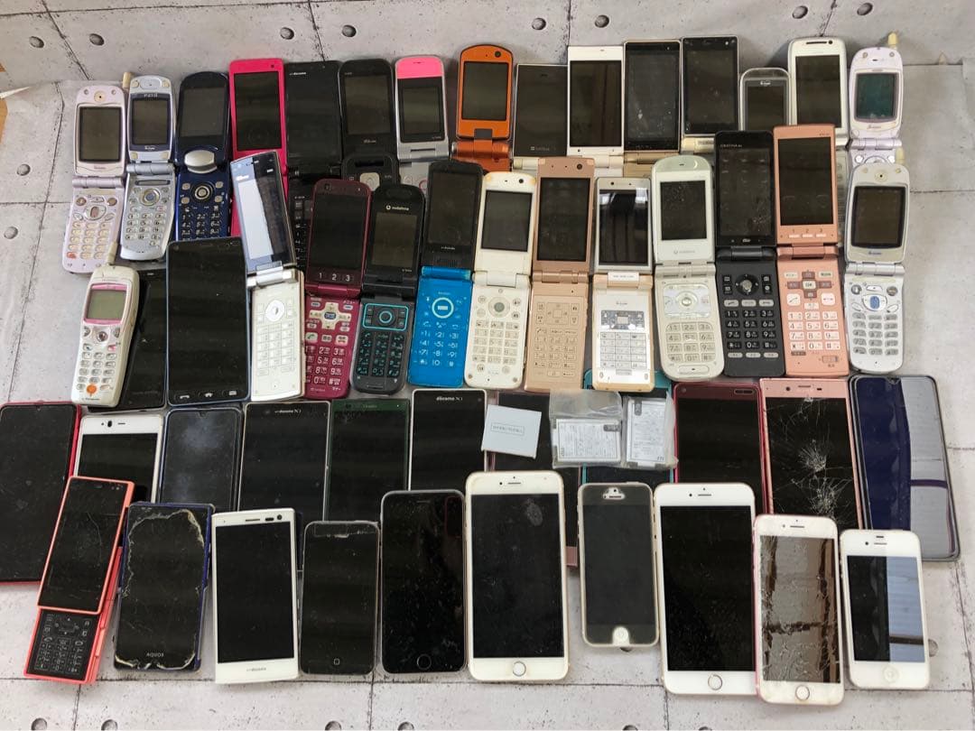 携帯電話 ジャンク品 計50台 まとめ売(L125)