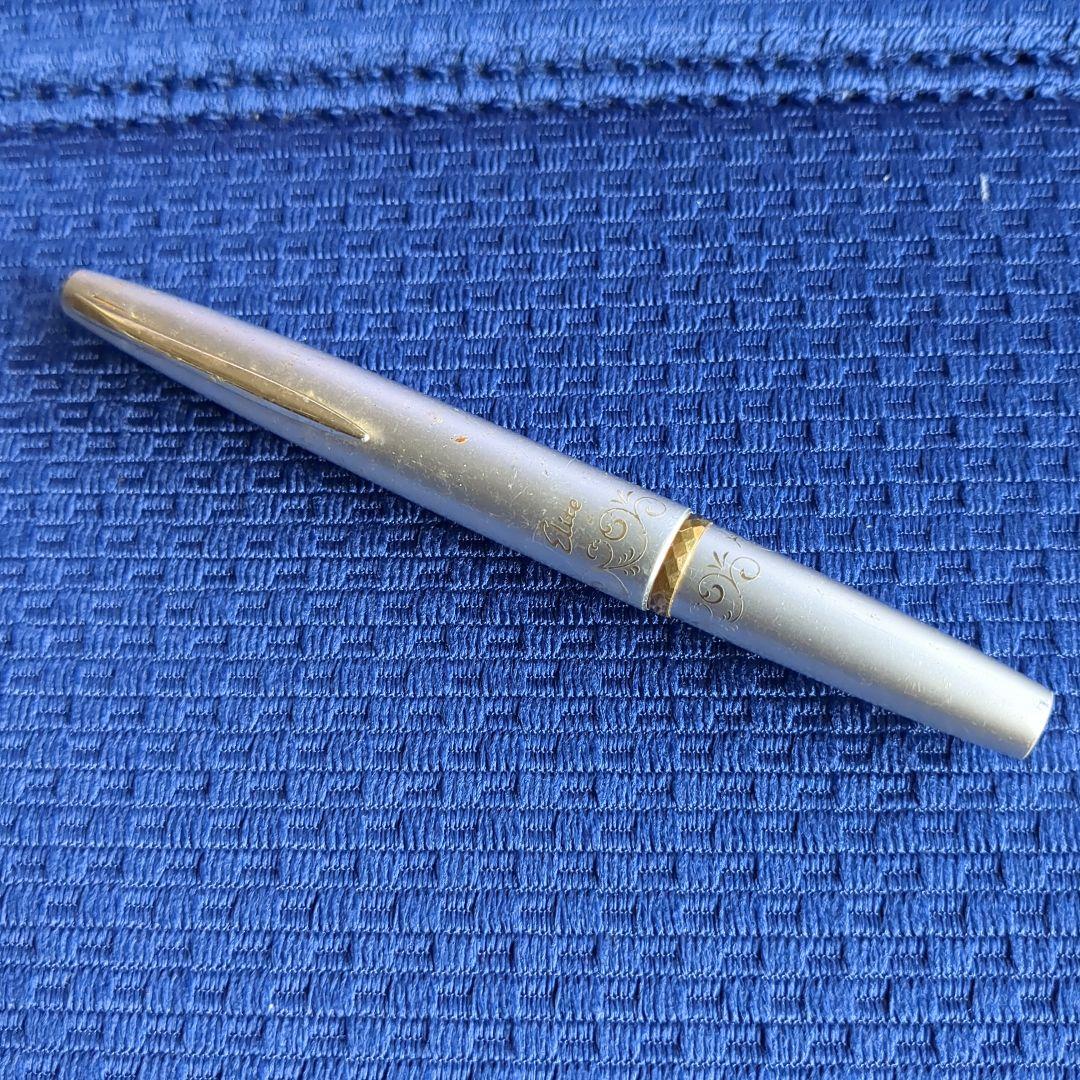 シルバーとピンクの万年筆