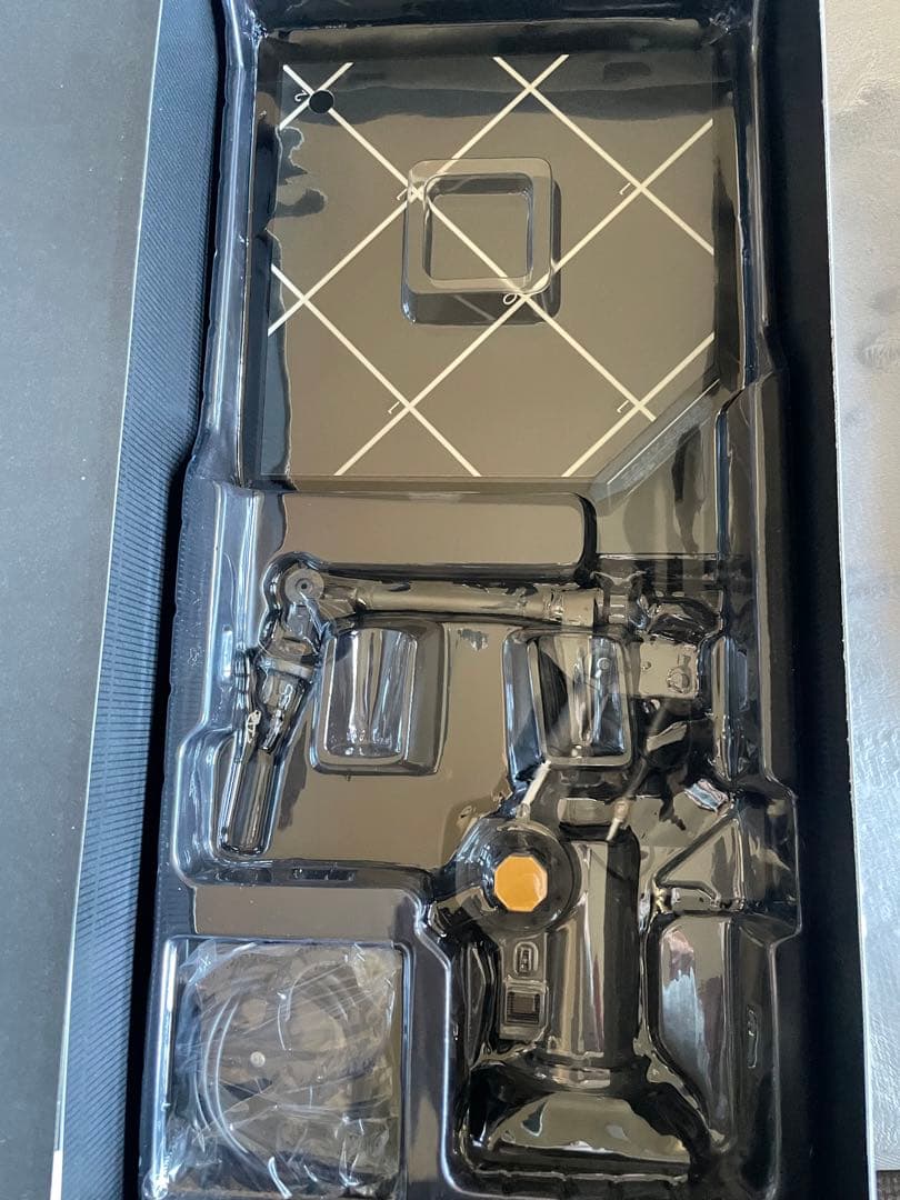 トニー・スターク（メカテスト版）　アイアンマン　１／６スケールフィギュア