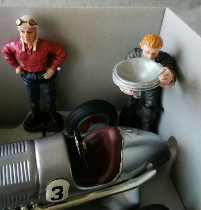 シュコー　メルセデスベンツグランプリ　ピットチームフィギュア付き　Schuco