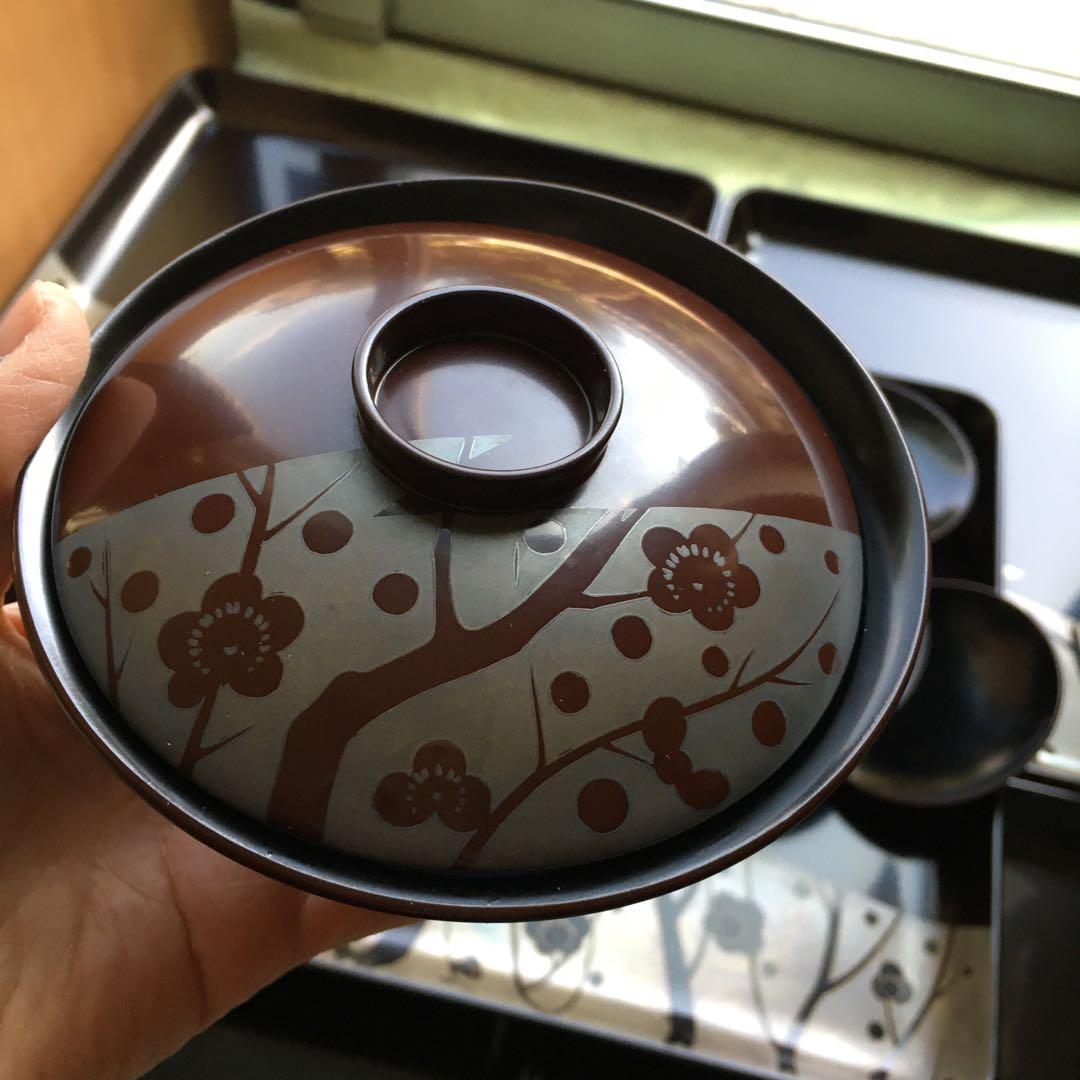 輪島塗本堅地漆器　梅蒔絵の四方脚付膳　　同梅蒔絵　栗色蓋付碗　各五客セット