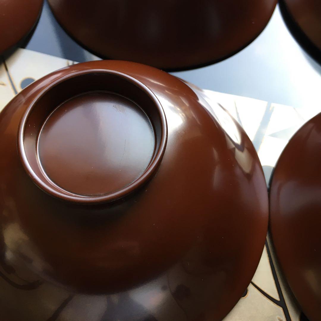 輪島塗本堅地漆器　梅蒔絵の四方脚付膳　　同梅蒔絵　栗色蓋付碗　各五客セット