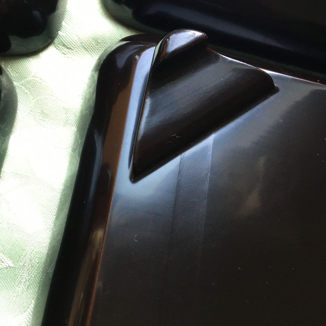 輪島塗本堅地漆器　梅蒔絵の四方脚付膳　　同梅蒔絵　栗色蓋付碗　各五客セット