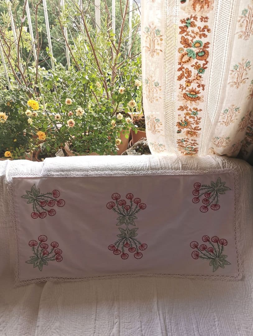 アンティークフランス サクランボに似た花刺繍の桜色ランナー ニードルワークレース