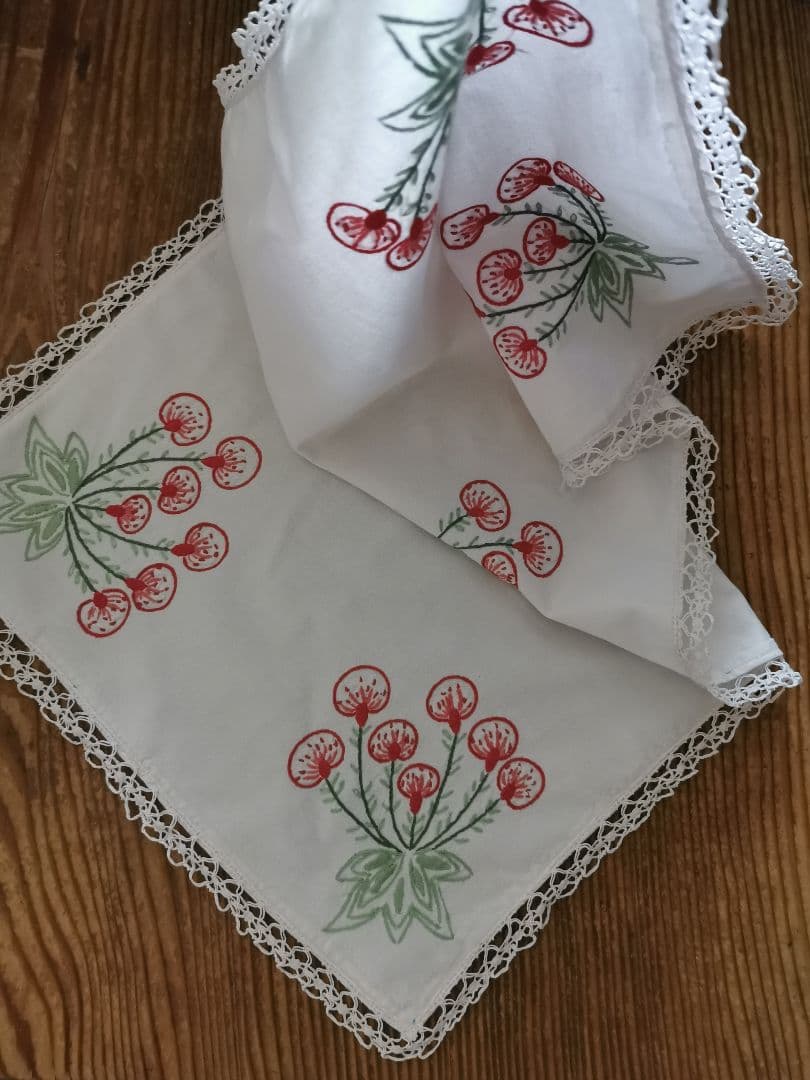 アンティークフランス サクランボに似た花刺繍の桜色ランナー ニードルワークレース