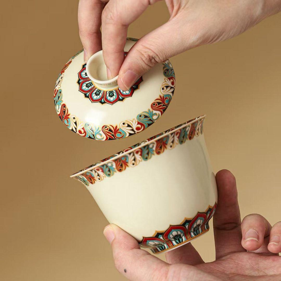 多色装飾の陶器蓋付きカップ