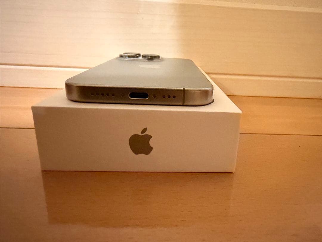 Apple iPhone 15 Pro ナチュラルチタニウム +新品ケース類あり