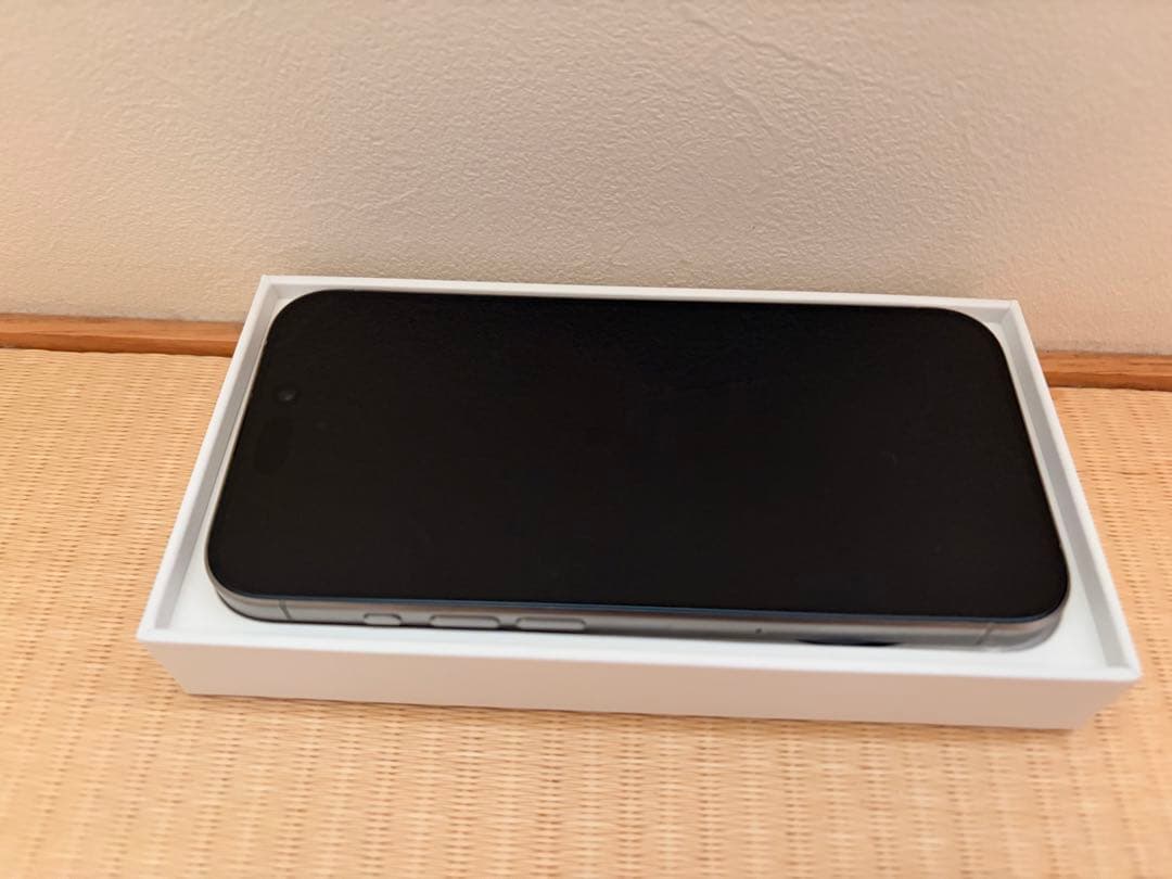 Apple iPhone 15 Pro ナチュラルチタニウム +新品ケース類あり