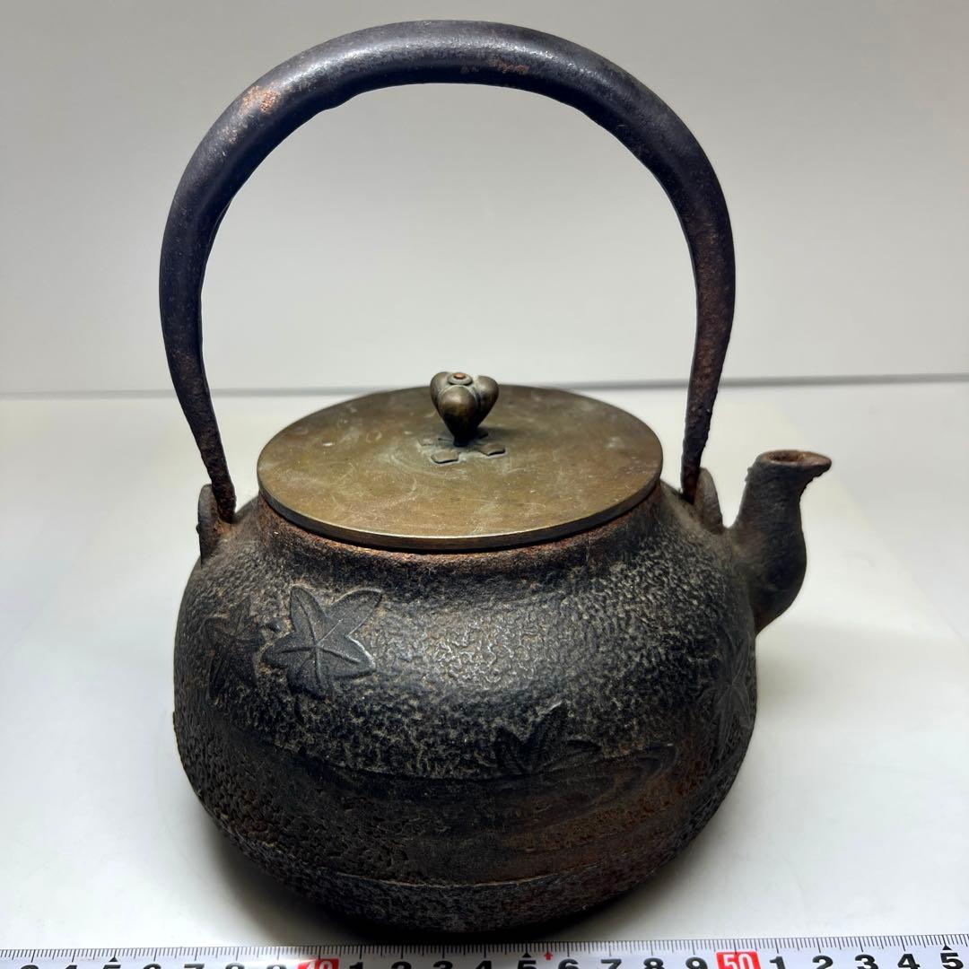 龍文堂　紅葉陽刻鉄瓶　高さ約21㎝/1621g 東Y7-1209☆2Fトヒチサ
