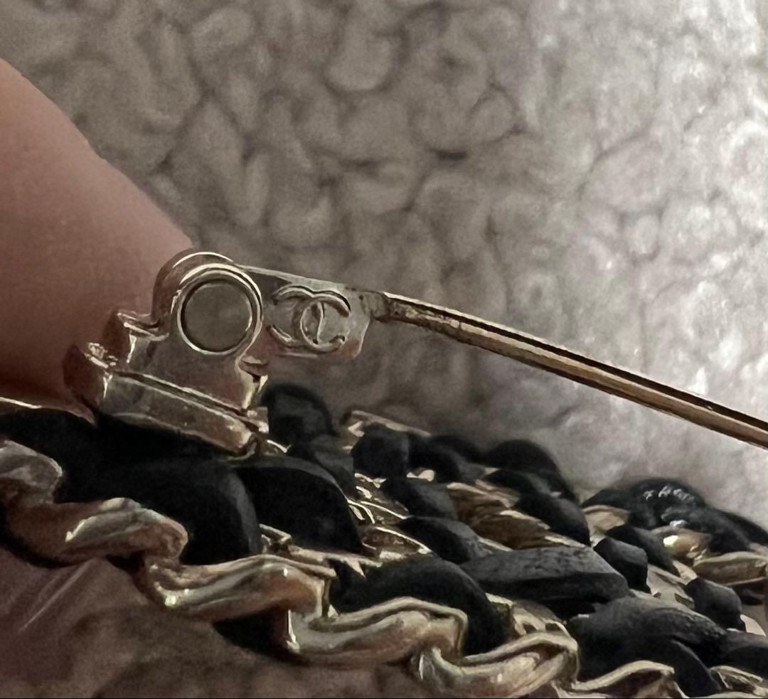 唯一ページ シャネル ブローチ 2点