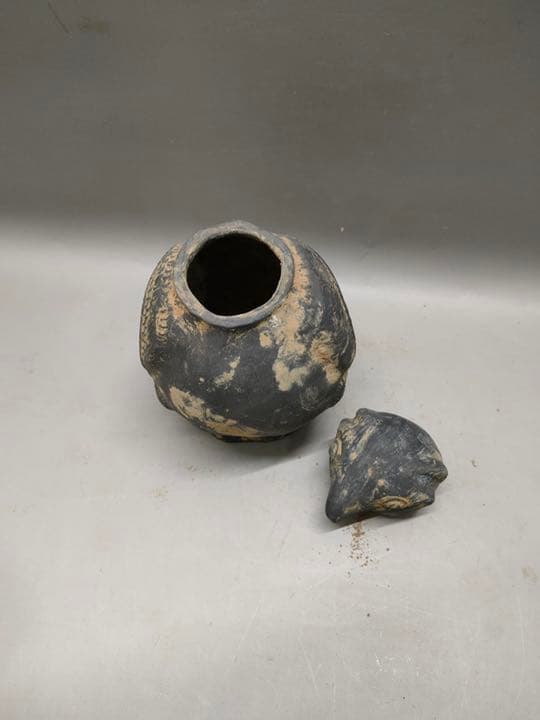 匿名配送❣️前漢　黒陶鴟鴞形壺 みみずく俑 陶芸　骨董品　美術品　陶器