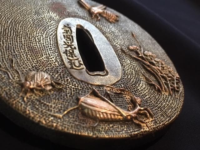 幕末名工「菊岡光保」秋草花虫図象嵌 銅魚子地 鍔　鐔