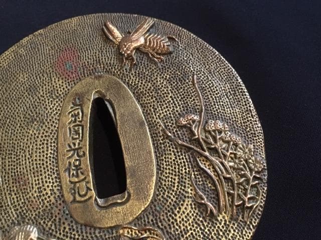 幕末名工「菊岡光保」秋草花虫図象嵌 銅魚子地 鍔　鐔