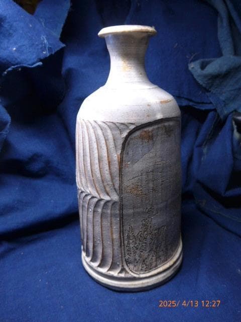 貴重です。格調高い王維の有名な漢詩と山水画が描かれている美しい酒入れ