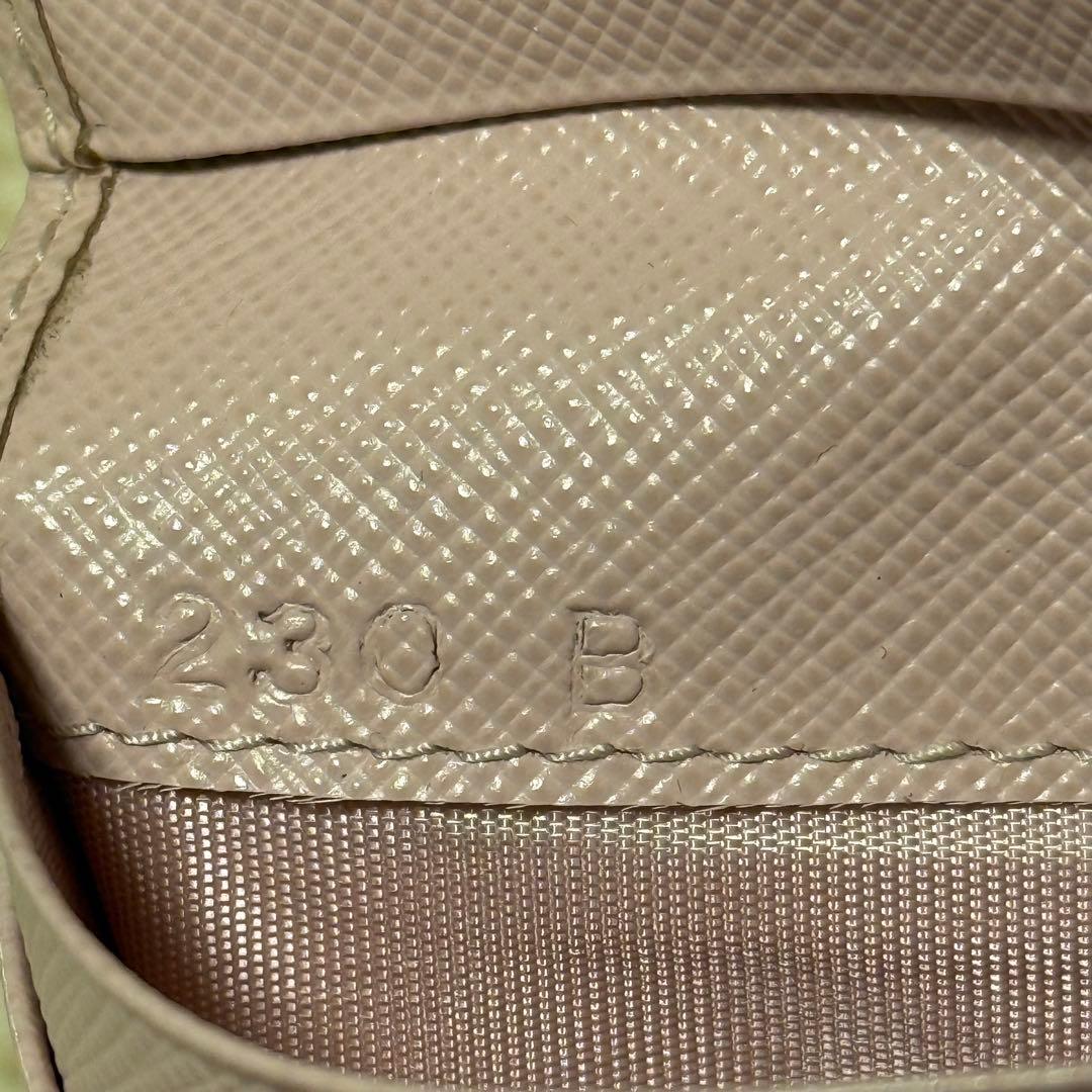 プラダ 折り財布 三角ロゴ サフィアーノレザー ピンク 1ML050