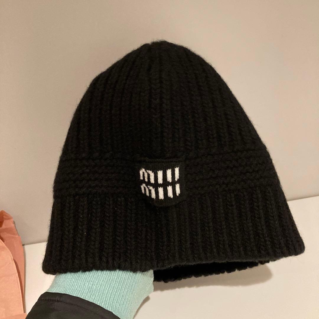 ミュウミュウ　MIUMIUブラックニット帽 白いロゴ付き