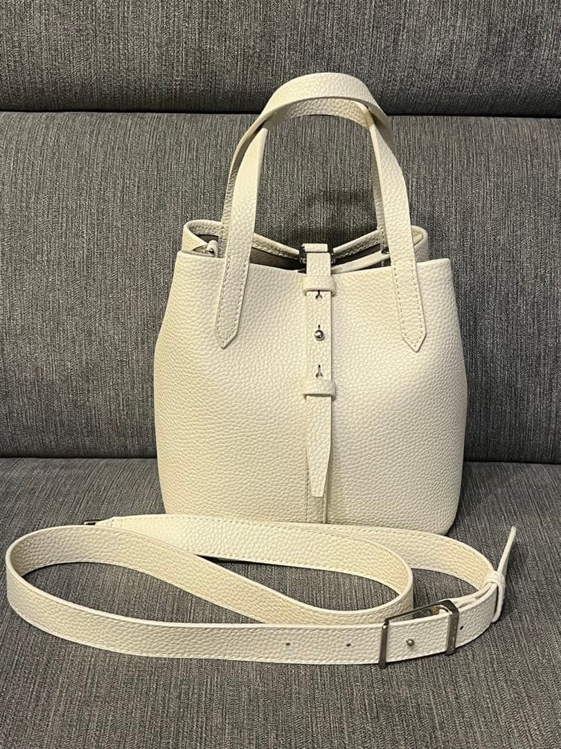 CHARLES & KEITH Beryl ベリル リサイクルレザーバケツバッグ