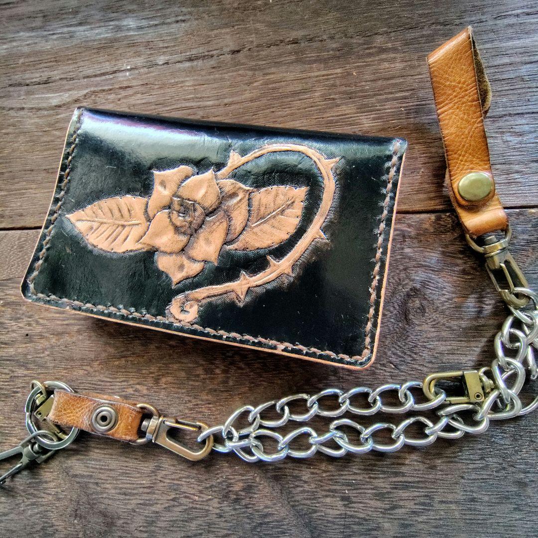 ミドルサイズ トラッカーウォレット 黒×ムラ茶 バラのカービング