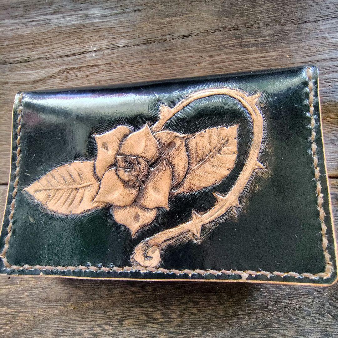 ミドルサイズ トラッカーウォレット 黒×ムラ茶 バラのカービング