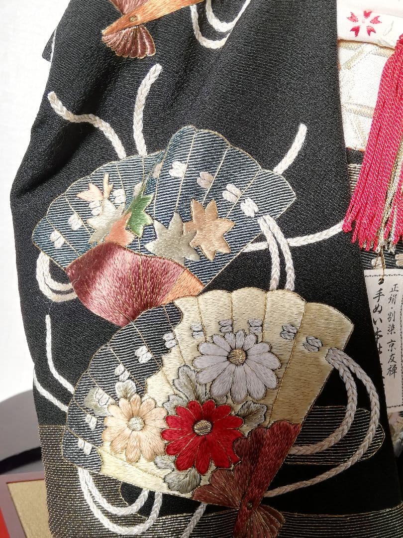 値下げ実施!「希少品」手刺繍　市松人形 　黒い衣装 扇子刺繍