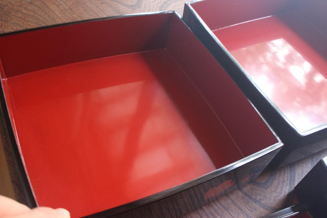 デッドストック！上質内朱黒漆に優美な紅白梅蒔絵の映える三段重（検重箱お重