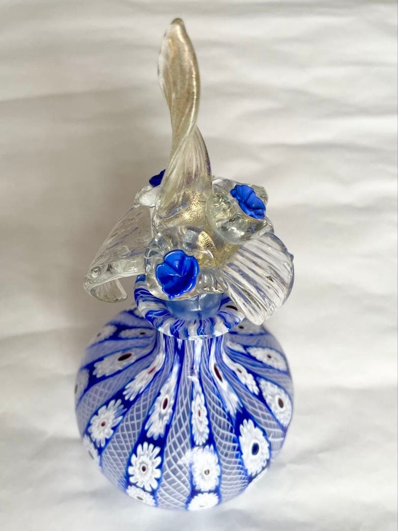 ベネチアングラス、青と白のフラワーモチーフガラスボトル