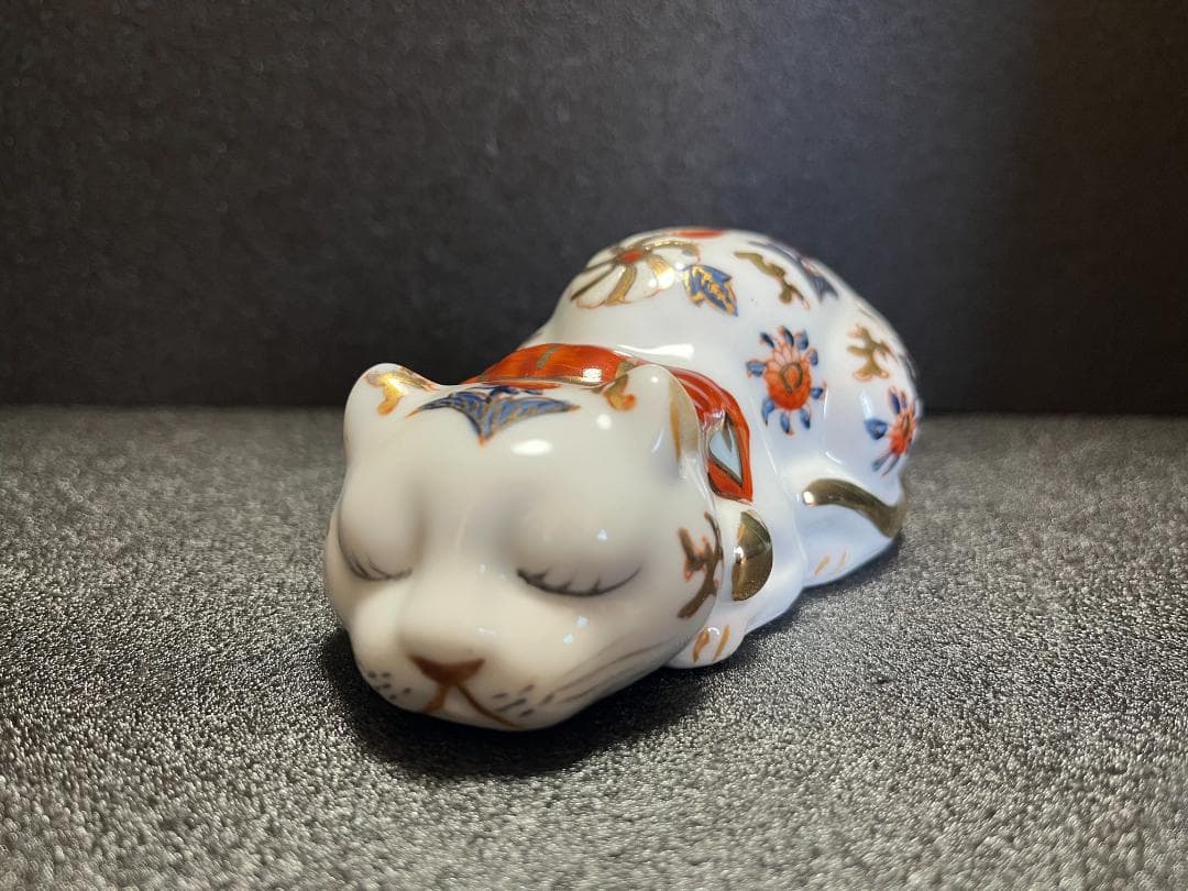 ■　伊万里 陶器 金彩 眠り猫 猫 縁起物 置物 飾物　■