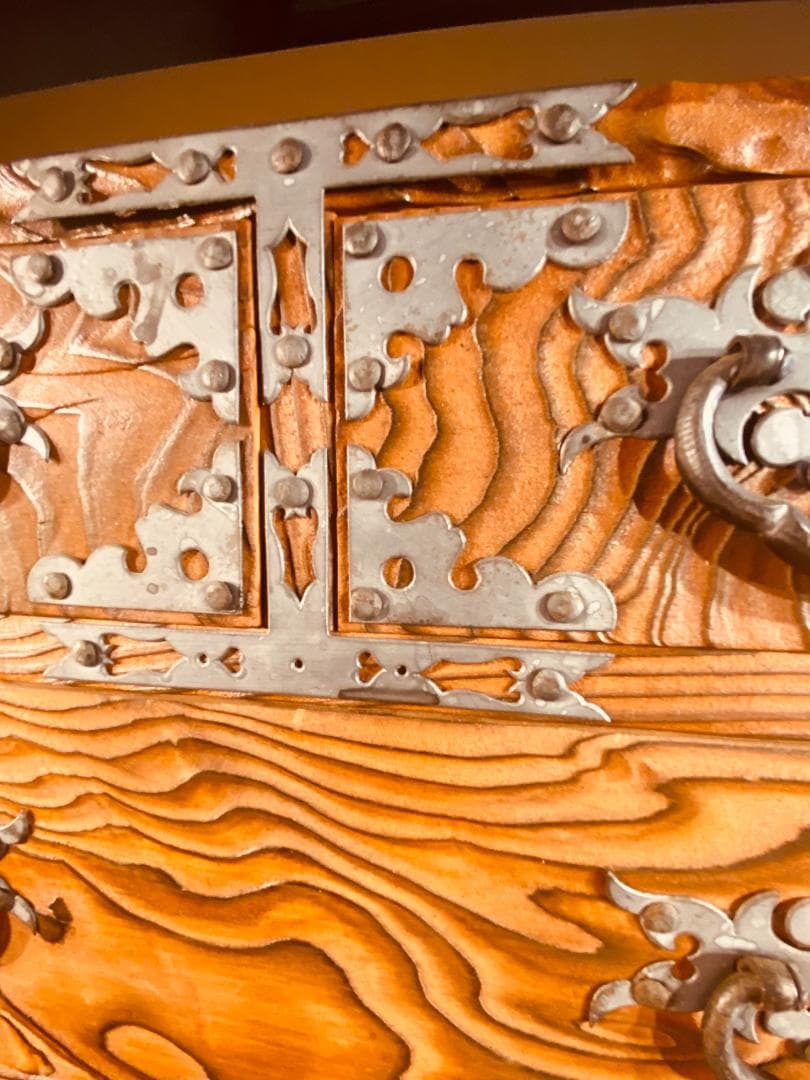 飾り金具を鏨（たがね）加工した　焼き杉の小ダンス