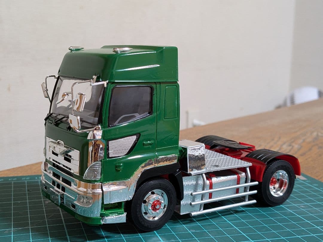 アオシマ　デコトラ　プラモデル　日野プロフィアトレーラーヘッド完成品