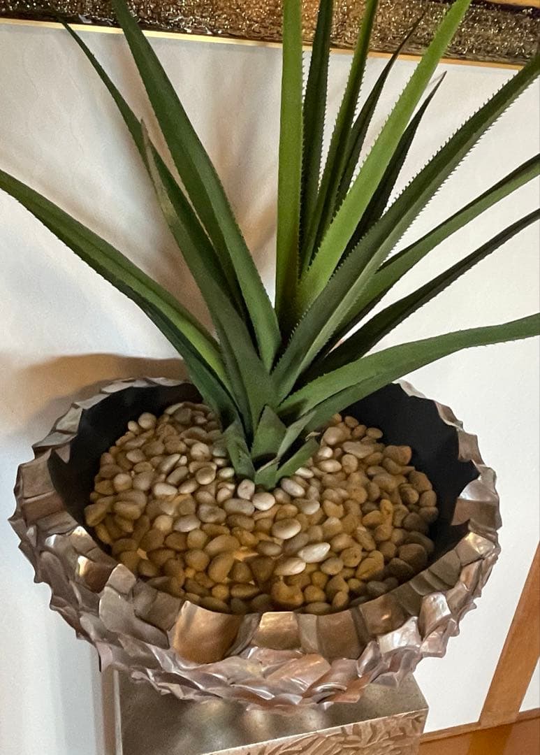 ドン・シェル・メタルウェアの鍾乳石花瓶スタンドとアロエの花瓶