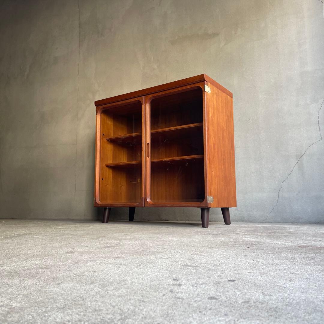 北欧スタイル　ガラス扉キャビネット 収納