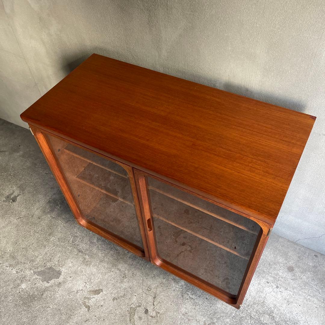 北欧スタイル　ガラス扉キャビネット 収納