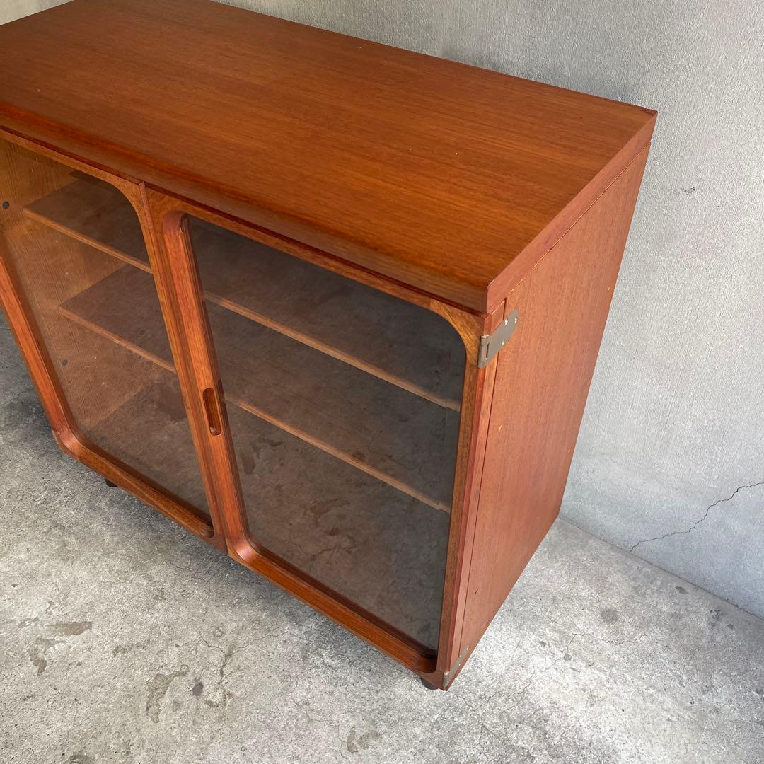 北欧スタイル　ガラス扉キャビネット 収納