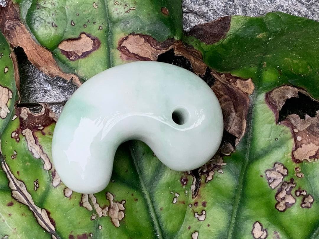 ✳初の絶品色彩　絶対のおすすめ‼️25万円以上します糸魚川翡翠勾玉　鑑別書付極上物