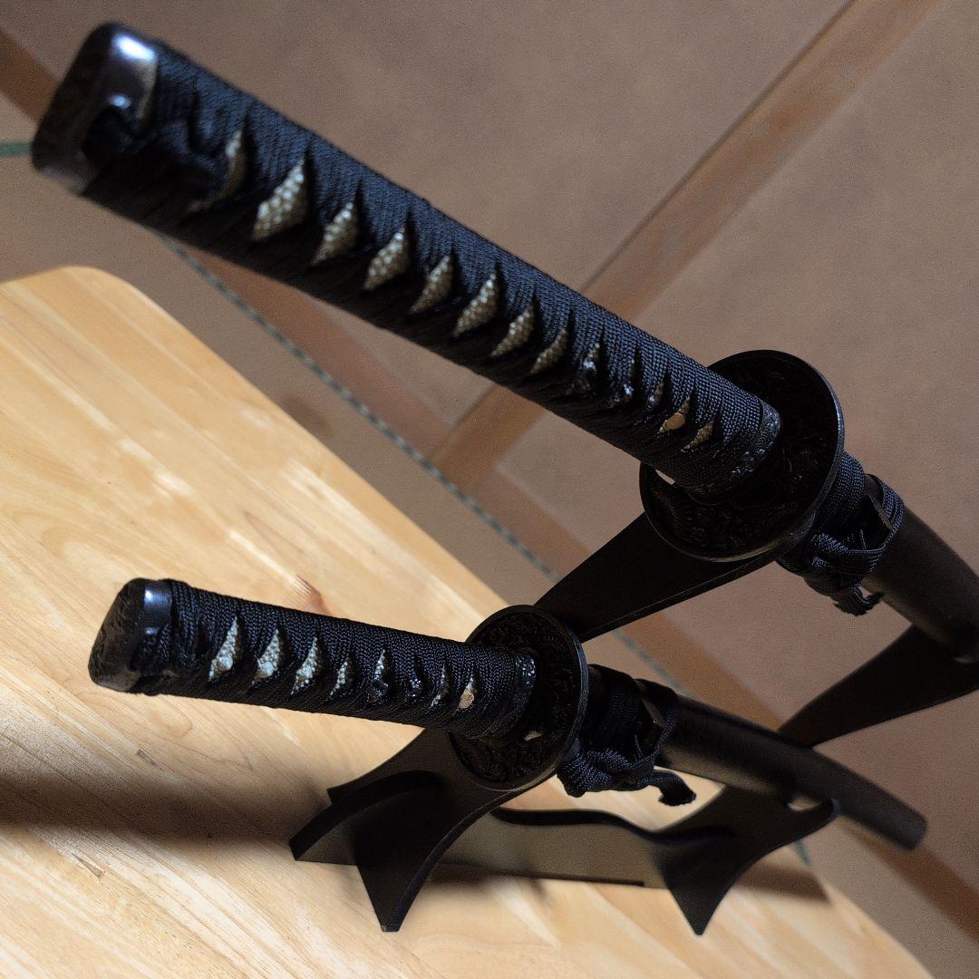 模造刀 (黒石目拵え) 打刀＋脇差し＝二振りセット＋刀掛け台　✰フルセット✰