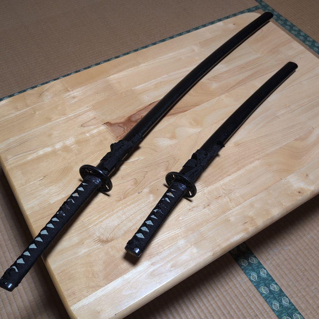 模造刀 (黒石目拵え) 打刀＋脇差し＝二振りセット＋刀掛け台　✰フルセット✰