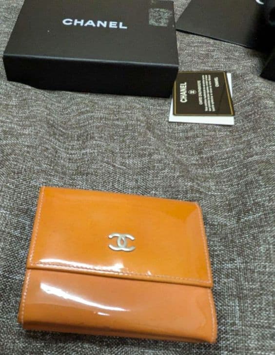 最終お値下げ！【CHANEL】 三つ折り財布 シルバーロゴ　オレンジ　エナメル