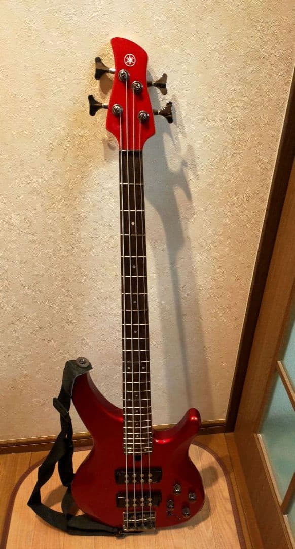 YAMAHA 　TRBX304 エレキベース　 ケース付き
