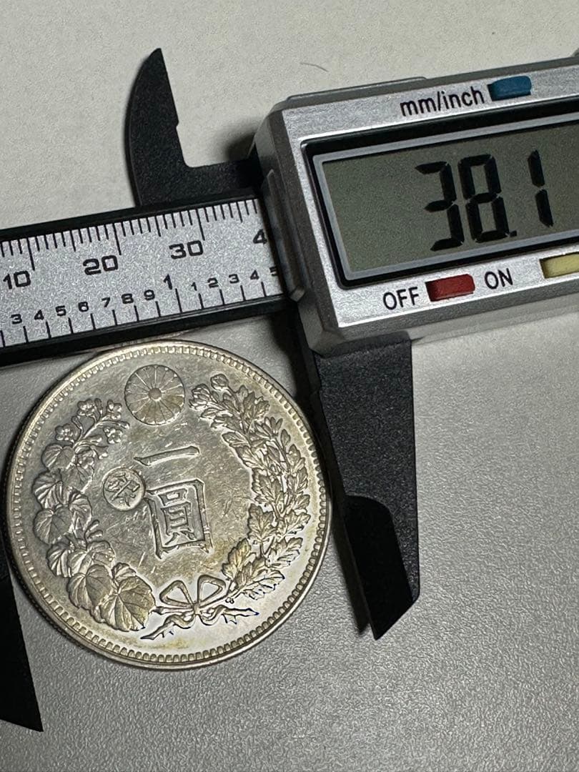 【本物保証】　美品　一圓銀貨　丸銀左打　明治28年銘